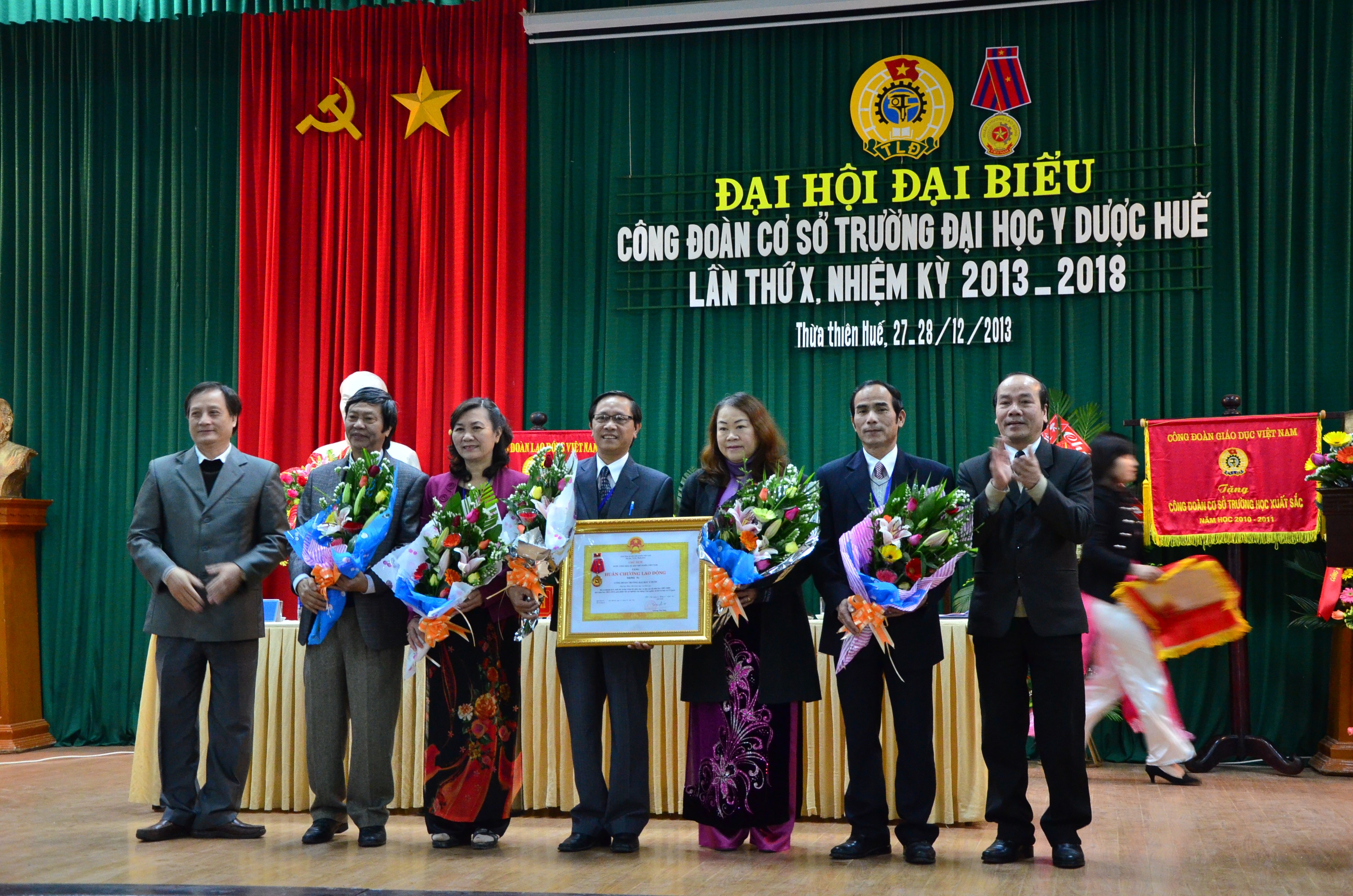 CĐCS Trường ĐHYD Huế nhận thưởng Huân chương Lao động hạng BA